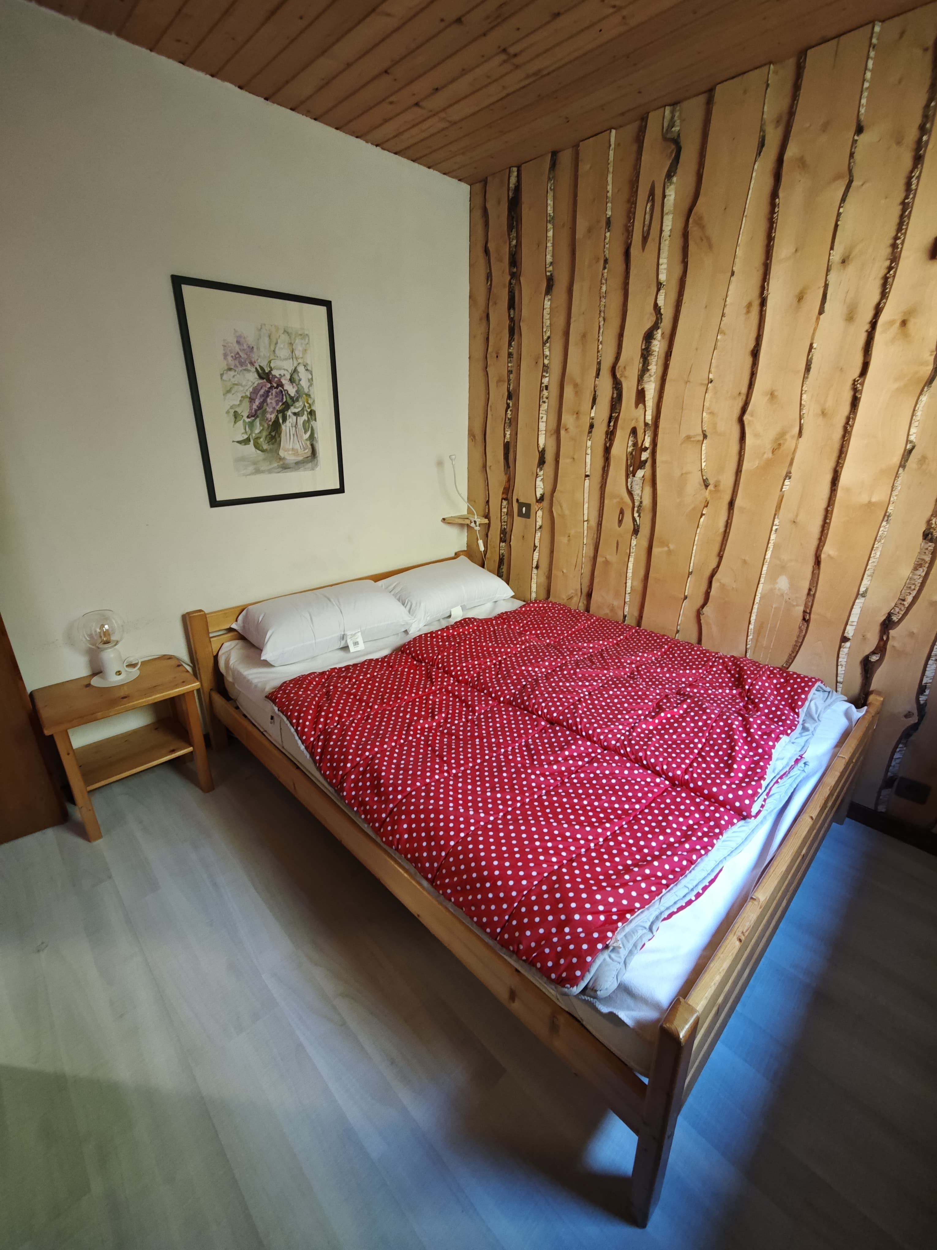 Schlafzimmer mit Doppelbett im Erdgeschoss des Ferienhauses